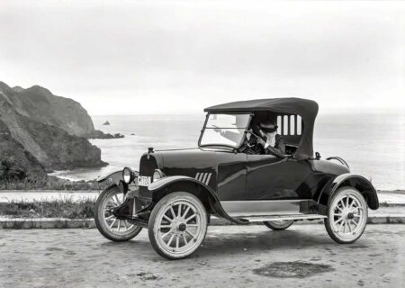Affiche d’une voiture de marque Briscoe en bord de mer en 1919