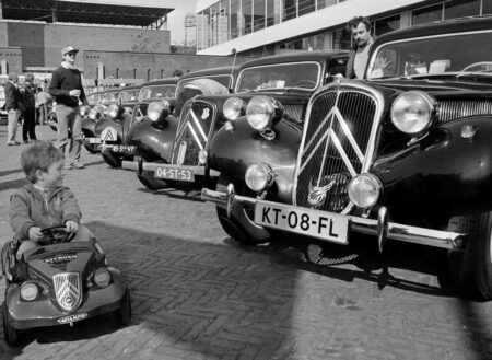 Affiche de Citroën Traction Avant lors de la course Paris-Moscou en 1984