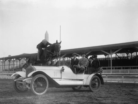 Affiche de Ralph Coffin sautant à cheval au dessus d’une Rolls Royce en 1916