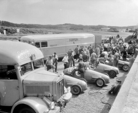 Affiche de Ferrari au stand en 1952