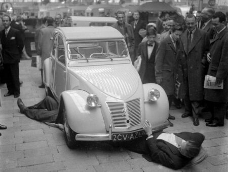 Affiche de la Citroën 2CV lors d’un salon en 1958