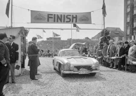 Affiche d’une Mercedes 300 SL à l’arrivée d’un rallye en 1957