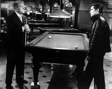 Affiche Gabin Delon en noir et blanc : Jean Gabin en costume tient une queue de billard face à Alain Delon en blouson de cuir dans une salle de jeux.