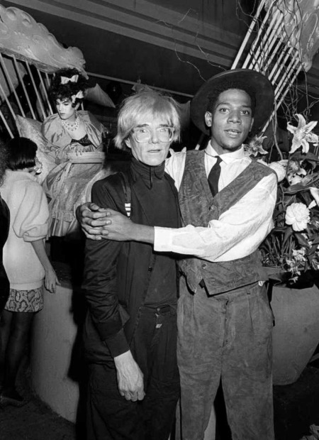 Affiche Warhol Basquiat Vintage : photographie en noir et blanc de 1985 montrant Andy Warhol et Jean-Michel Basquiat posant ensemble lors d'une soirée, capturant l'effervescence de la scène artistique new-yorkaise.