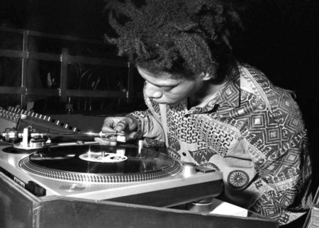 Affiche Basquiat aux Platines — New York 1985