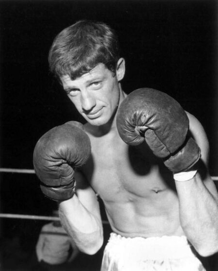 Affiche de Jean(Paul Belmondo en short de boxe avec des gants de boxe, prenant la pose sur un ring