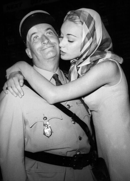 Affiche de Louis de Funès en uniforme de gendarme et Geneviève Grad