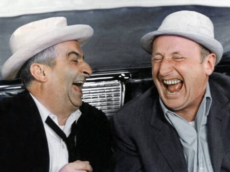 Affiche De Funès-Bourvil en couleur tirée du film Le Corniaud, les deux acteurs riant ensemble dans une voiture