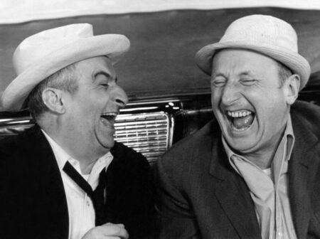 Affiche vintage en noir et blanc du film Le Corniaud avec Louis de Funès et Bourvil riant aux éclats dans une voiture