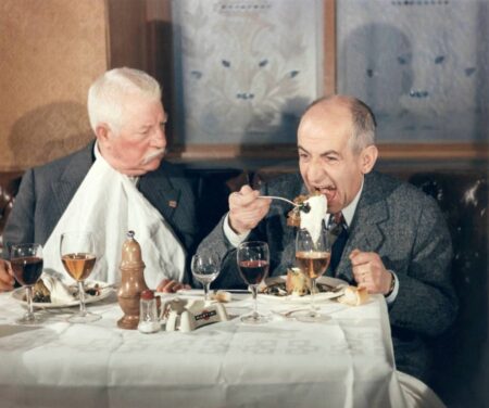 Affiche couleur de Gabin et De funès attablés côte a côte au restaurant dans le film Le Tatoué