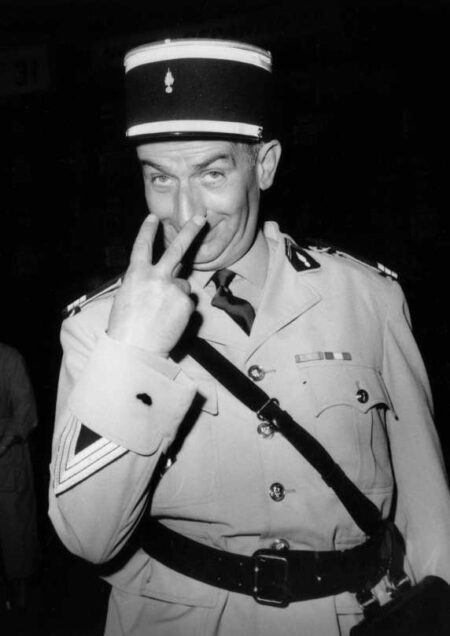 Affiche de Louis de Funès en uniforme de gendarme (Cruchot) faisant un geste avec ses doigts selon lequel il vous a à l'oeil
