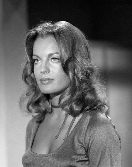 affiche noir et blanc portrait de romy schneider cheveux ondulés qui regarde vers la gauche