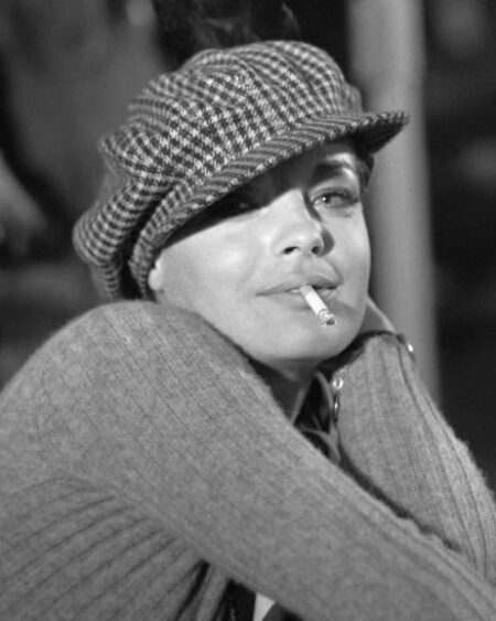 photo de romys schneider en noir et blanc dans le film max et les ferrailleurs, portant une casquette gavroche et avec une cigarette a la bouche