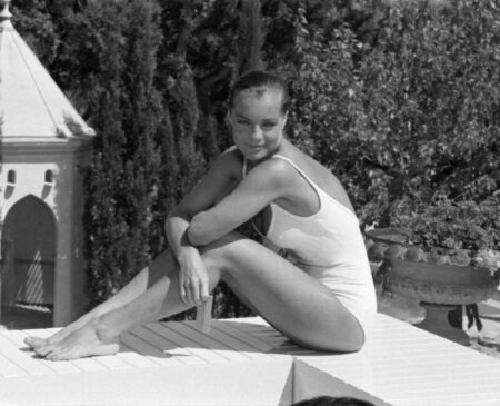 Affiche Romy Schneider en maillot de bain assise au bord d'une piscine, portrait en noir et blanc tiré du film la piscine