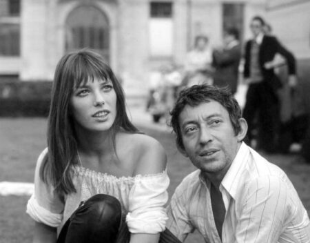 Portrait noir et blanc en gros plan de Jane Birkin et Serge Gainsbourg en 1969, Jane à l'épaule dénudée.