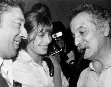 Affiche noir et blanc de gainsbourg, birkin souriant et brassens qui fui sa pipe