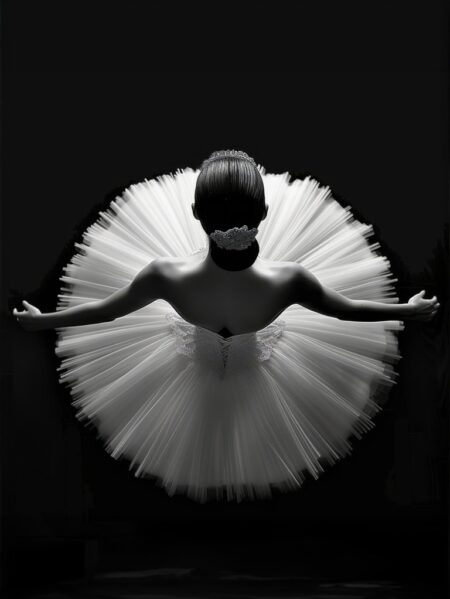 Illustration artistique en noir et blanc d'une danseuse classique seule en scène, le corps arqué et la robe fluide volant sous un spot de lumière dramatique.