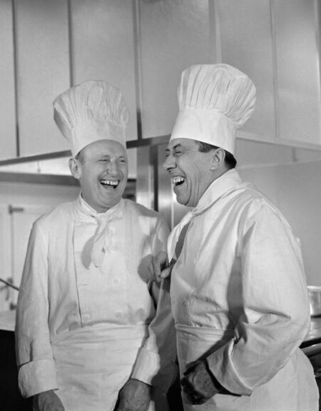 Affiche Bourvil Fernandel en noir et blanc, montrant les deux acteurs déguisés en cuisiniers avec des toques, en train de rire aux éclats.