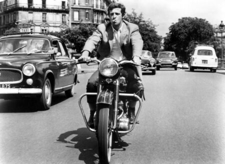 Affiche de Belmondo dans l'Homme de Rio circulant sur une moto Triumph dans les rues de Paris