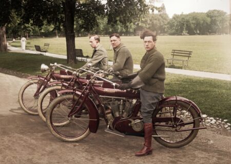 Portrait de trois hommes sur des motos Indian d'époque dans un parc public, 1915.