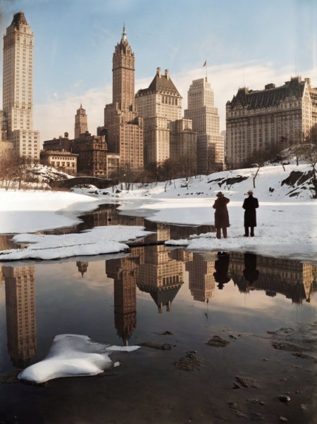 Photo vintage de 1933 montrant l'étang enneigé de Central Park, deux passants en manteau d'époque, et le reflet net des gratte-ciel de New York, dont le Plaza Hotel.