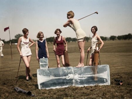 Photographie historique colorisée montrant cinq jeunes femmes en maillots de bain vintage sur un golf. L'une d'elles prépare son swing debout sur d'énormes blocs de glace.