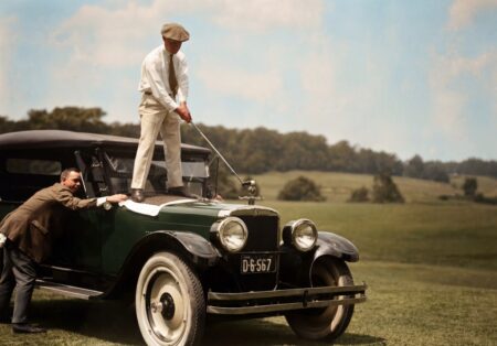 Affiche d’un golfeur qui joue depuis le capot de sa voiture en 1924