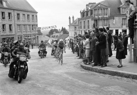 Affiche de Raymond Poulidor pendant une étape du Tour de France dans les années 60