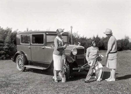 Affiche de golfeuses devant leur véhicule Essex super 6 en 1928