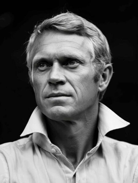 photo noir et blanc : portrait de Steve Mcqueen avec un col de chemise relevé