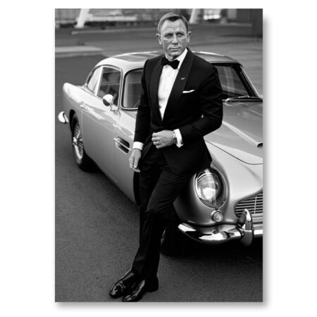 Affiche noir et blan Daniel Craig en smoking assis sur une Aston Martin DB5