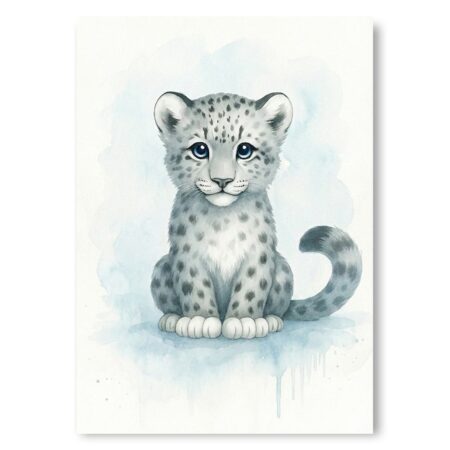 Illustration style aquarelle d'un bébé panthère des neiges assis, pelage gris et blanc tacheté, grands yeux bleus, sur fond de taches bleu glacé.