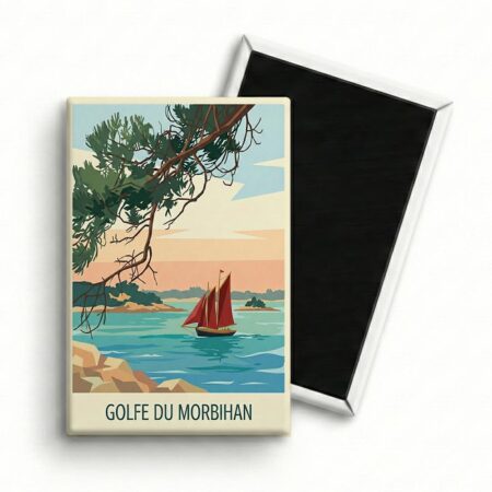 Magnet illustration douce du Golfe du Morbihan vu à travers des branches de pins, avec un bateau à voile rouge, fabriqué en Bretagne.