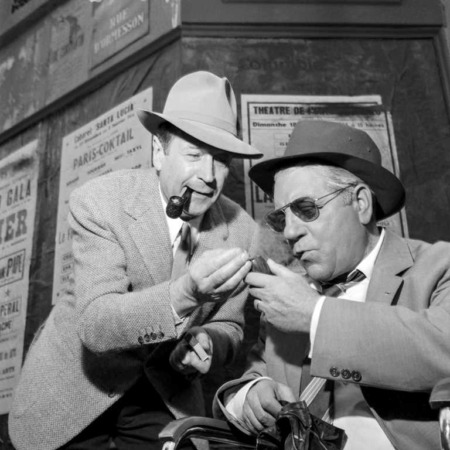 Affiche Jean Gabin Maigret : photographie d'art en noir et blanc de 1957 montrant l'acteur Jean Gabin et l'écrivain Georges Simenon sur le tournage du film Maigret tend un piège.