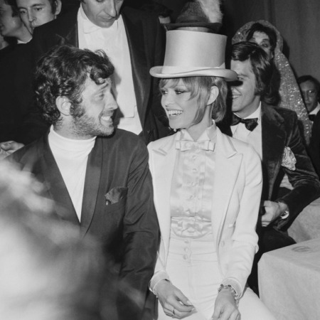 Affiche Belmondo Bardot 1970 : photographie d'art en noir et blanc montrant Jean-Paul Belmondo et Brigitte Bardot en tenue de soirée lors d'un gala prestigieux en 1970.