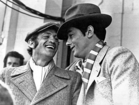 Affiche Cinéma Belmondo Delon : photographie d'art en noir et blanc de 1970 montrant Jean-Paul Belmondo et Alain Delon complices et souriants sur le tournage du film Borsalino à Marseille.