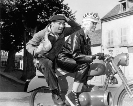 Affiche De Funès Moto : photographie d'art en noir et blanc de 1958 montrant Louis de Funès (Blaireau) à l'arrière d'un scooter avec un canard sous le bras, tirée du film Ni vu, ni connu.
