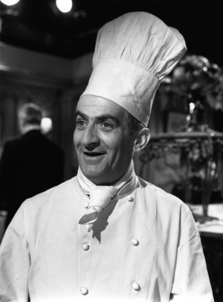 Affiche De Funès Cuisinier : photographie d'art en noir et blanc de 1962 montrant Louis de Funès en tenue de chef avec une grande toque sur le tournage du film Le Gentleman d'Epsom.
