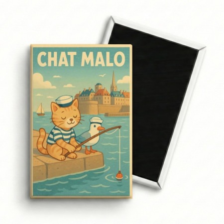 Illustration de style affiche vintage sur un magnet montrant un chat roux et un goéland portant des bérets de marin. Le chat tient une canne à pêche sur un quai en pierre devant la ville fortifiée de Saint-Malo sous un ciel bleu clair. Le texte "CHAT MALO" est écrit en grandes lettres beiges en haut de l'image. Le visuel montre également l'envers du magnet avec sa face aimantée noire.