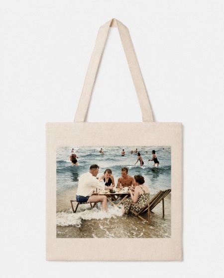 Tote bag plage vintage avec scène rétro de déjeuner au bord de l’eau et baigneurs en mer