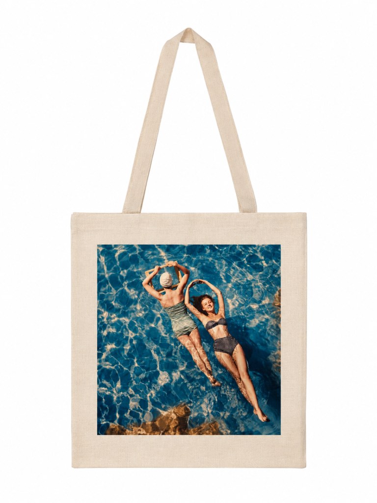Tote bag nageuses vintage avec photo de mode années 1940 montrant deux femmes dans une piscine bleue