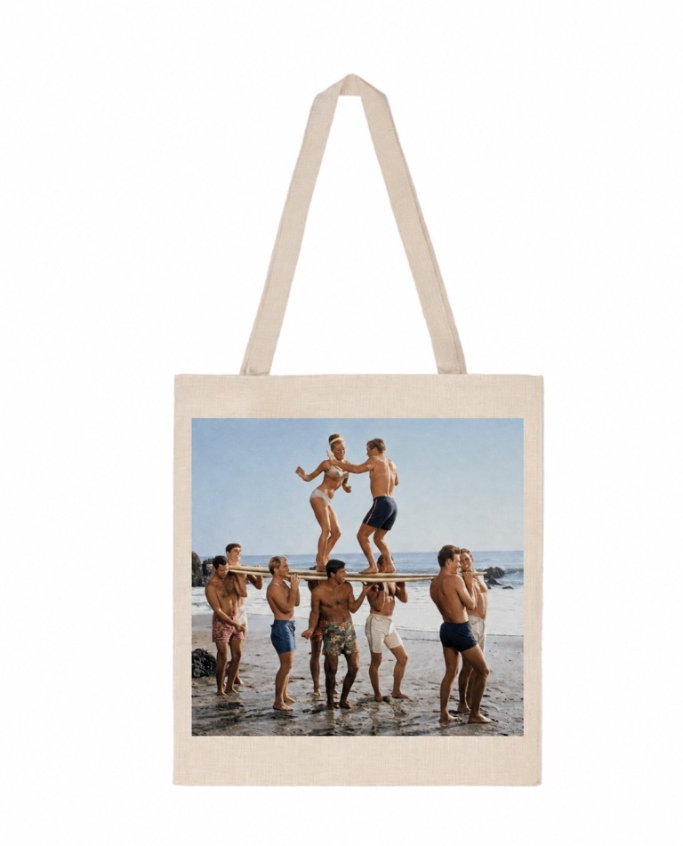 Tote bag plage rétro avec scène vintage de baigneurs portant une planche au bord de la mer